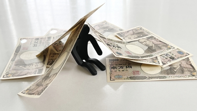 借金を背負う男。多治見市で借金返済の無料相談をする