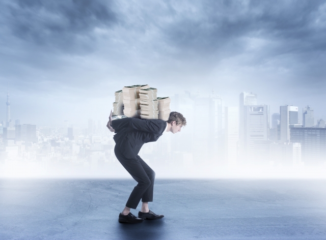 借金を背負う男。呉市で借金返済の相談は無料でできます