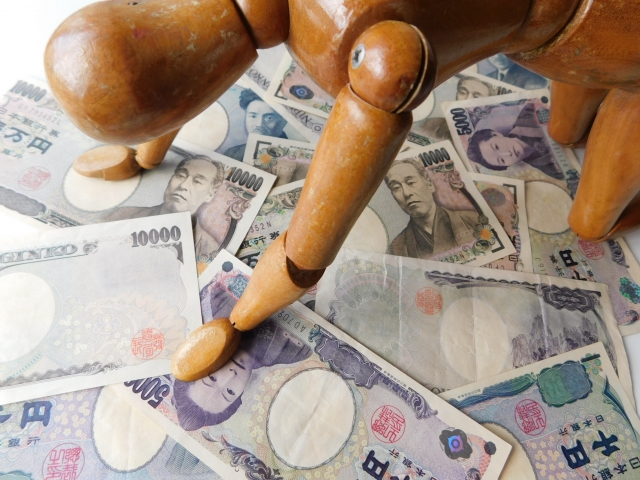 借金を背負う男。門真市で借金返済の相談は無料でできます